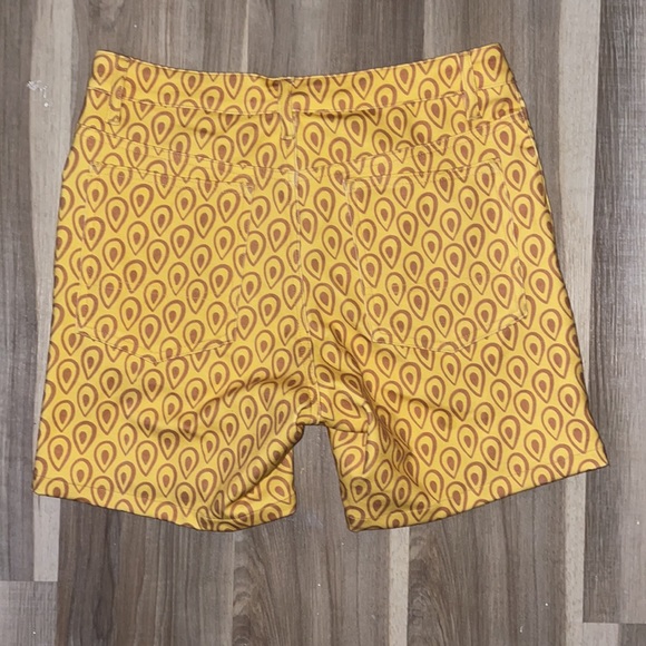 NWOT Men’s golden yellow and tan patterned short shorts, 5 inches, size 30 - Picture 3 of 6